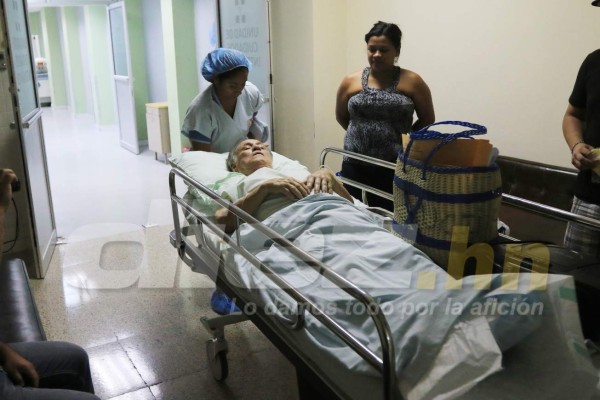 FOTOS: Así sacaron a Chelato Uclés de cuidados intensivos