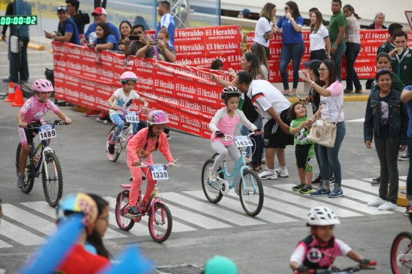 Niños engalaron el comienzo de la Vuelta Ciclística de El Heraldo