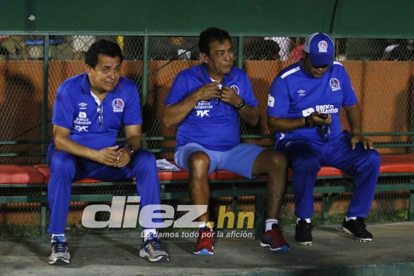 NO SE VIO EN TV: La cábala de Javier Padilla y los besos desde el banquillo