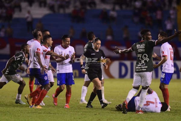 El descontrol de los futbolistas en el Olímpico, delicado momento de Menjívar y el chistoso 'banco' que utilizó Diego Vázquez