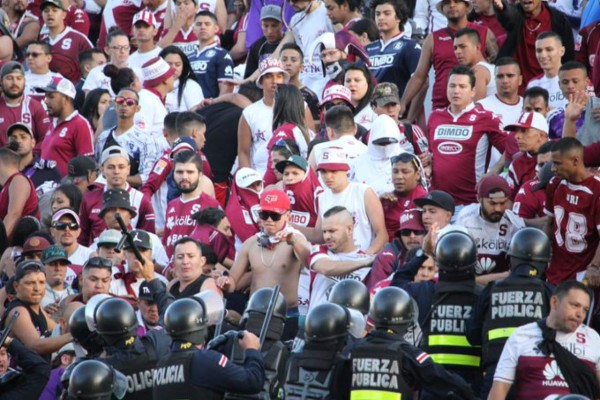 Clásico entre Saprissa y Alajuelense se detuvo por pelea entre aficionados y policías