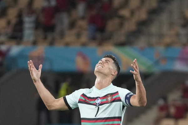 El adiós de CR7: Abrazo con Lukaku y crack del Real Madrid, rostro de indignación y el arrojo del brazalete