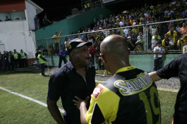 Las 'rabietas' más recordadas de los entrenadores hondureños por las que fueron expulsados