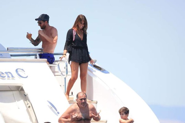 La esposa de Messi, Antonella Roccuzzo sigue deslumbrando en Ibiza