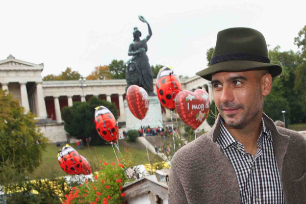 Guardiola aprovechó la ocasión para celebrar con las enormes jarras de Cerveza.