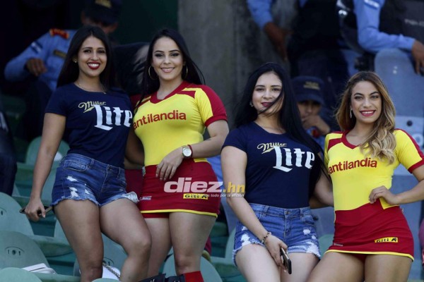 ¡La chela, la colocha y la pelo negro! Hermosuras en el Yankel Rosenthal