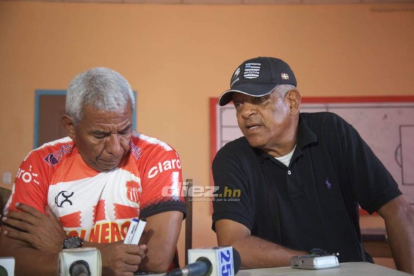 Puntual y corrector, así fue el primer entreno de Héctor Castellón en su regreso al Vida