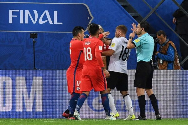 ¿Qué hizo Low? Las imágenes que no se vieron por TV en juego Chile-Alemania