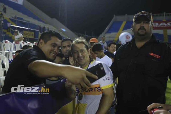 Fuegos artificiales, golazos y mucha alegría: Los mejores flashazos del Duelo de Leyendas en Honduras