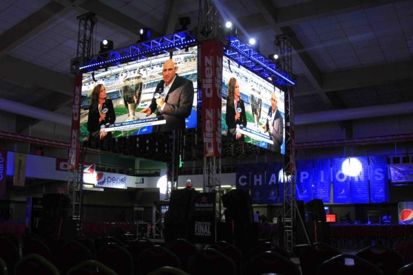 Aficionados abarrotaron estadio virtual de Diez para la final de Champions