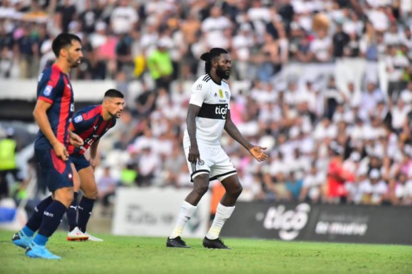 Locura total en Paraguay: Así fue el debut oficial de Adebayor con el Olimpia en un clásico