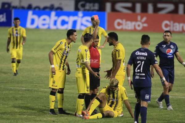 Dramáticas imágenes de Harold Fonseca y el detallazo en la camisa de Emilio Izaguirre