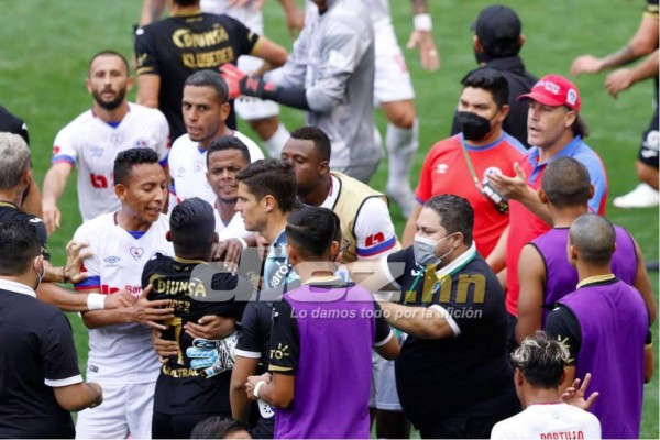 ¡Zafarrancho en el Motagua-Olimpia! Troglio y Diego Vázquez enloquecen; la agresión del Chino López