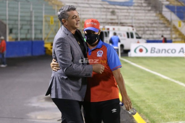 No lo viste en TV: El bonito saludo de Troglio y Diego y los 'cariñitos' en la Ultra Fiel en un bravo clásico