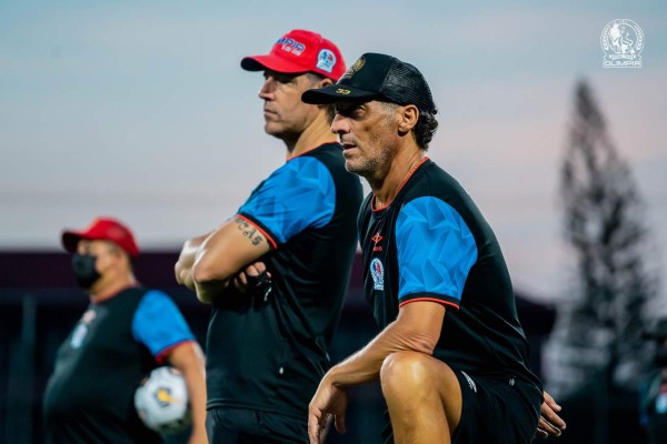 Agotados, pero sin perder la sonrisa tras un largo viaje: Así fue el reconocimiento de cancha del Olimpia en Surinam