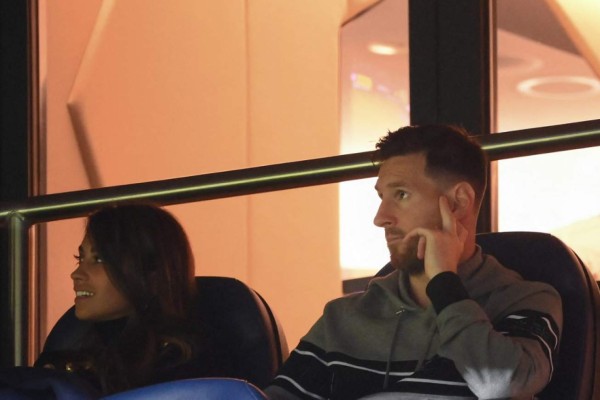 El viaje le dio hambre: así fue captado Messi con Antonela Roccuzzo en el triunfo del PSG; Mbappé recibe regalito