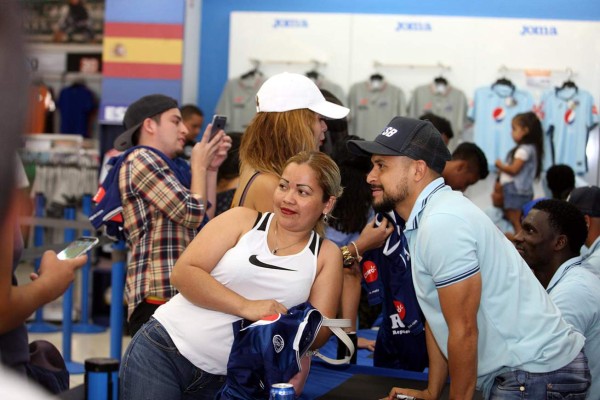FOTOS: Motagua comparte con su afición antes del duelo contra Olimpia