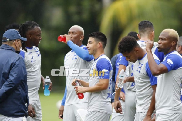 'Bolillo' Gómez recibe a viejo conocido en el entrenamiento de Honduras; el mano a mano de Elis con Choco Lozano