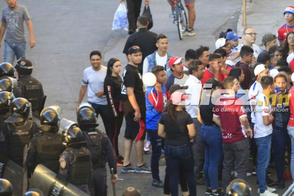 Fotos: El desorden que se dio en las afueras del estadio Nacional por el cierre de los portones
