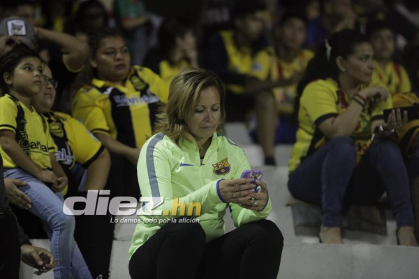 Las otras fotos del clásico: La preciosa esposa de Mario Martínez, la rubia y el malabarista