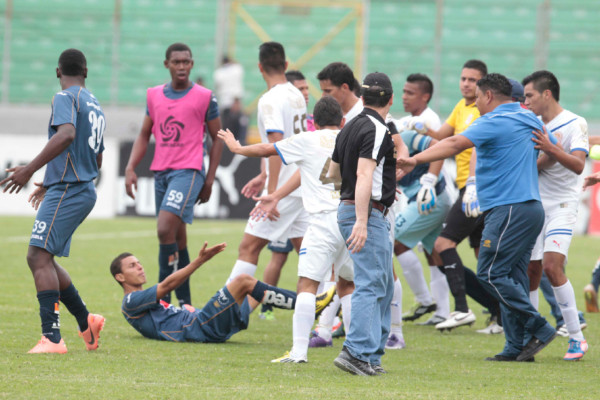 Olimpia-Motagua reserva se fueron a los golpes