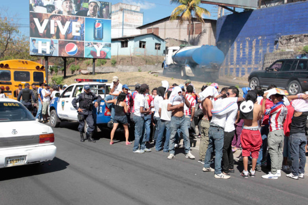 Barras de Olimpia y Motagua protagonizaron otro hecho bochornoso en Tegucigalpa.