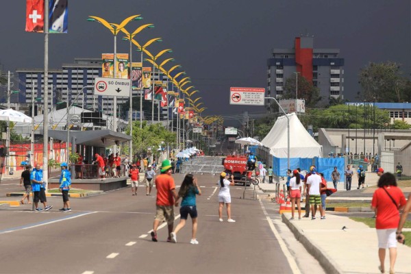 Hondureños y suizos ponen la fiesta en Manaus.