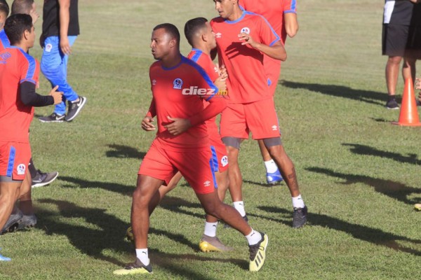 Pasillo, ausencias y aficionados en el primer entrenamiento del Olimpia del 2020