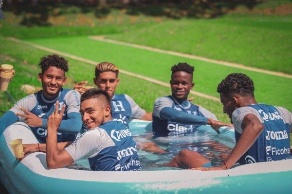 Un baño de refrescante de Darixon Vuelto, piscina y todo lo demás: las fotos más curiosas de la preparación Sub-23 de Honduras