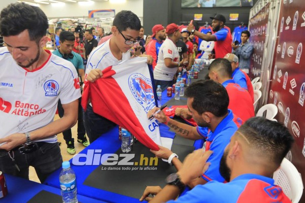 ¡Locura por la 31! Así fue la firma de autógrafos de Olimpia junto a sus aficionados