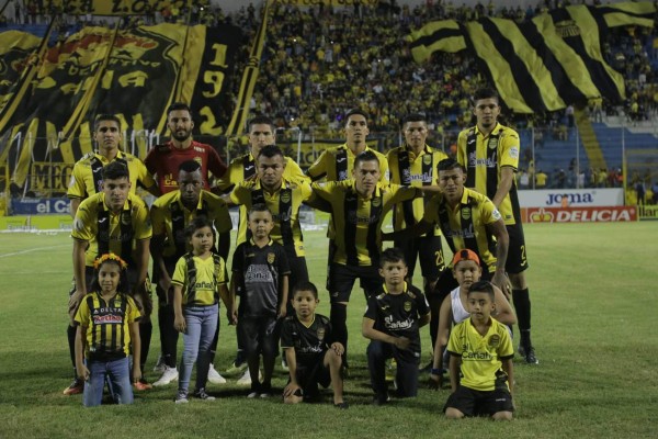 NO SE VIO: Vargas pierde los estribos, la bella chica y la euforia aurinegra