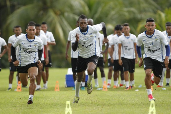 ¡La otra cara del fútbol! Jugadores hondureños que se ganan la vida fuera de las canchas