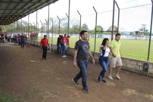 ¡Qué curioso! Venta de boletos, gradas de madera, camerinos de cemento... así es el ascenso en Honduras