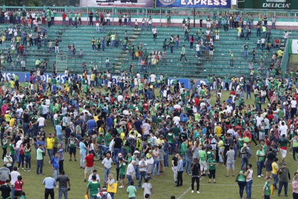 Las fotos más polémicas de los incidentes en el clásico sampedrano y capitalino
