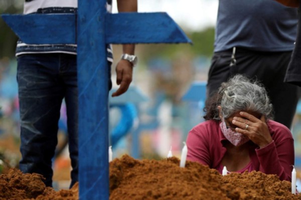 Talan bosque tropical en Manaos, Brasil para abrir cientos de tumbas por muertes de coronavirus