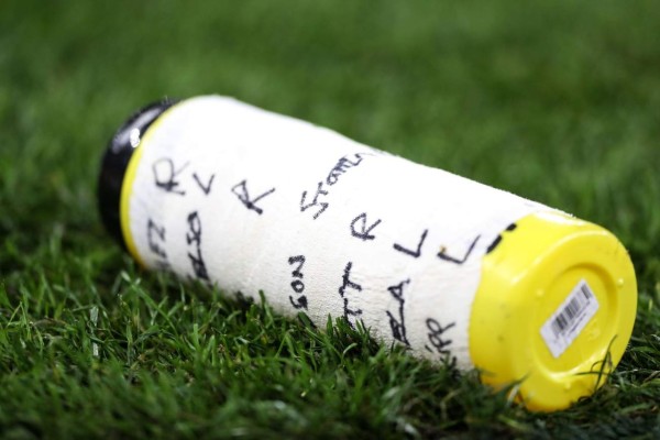 ¡Portero del Norwich utiliza termo de agua para eliminar al Tottenham de Mourinho!