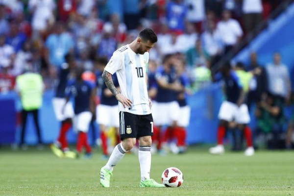 EN FOTOS: Pogba consoló a un Messi destrozado por eliminación en Rusia
