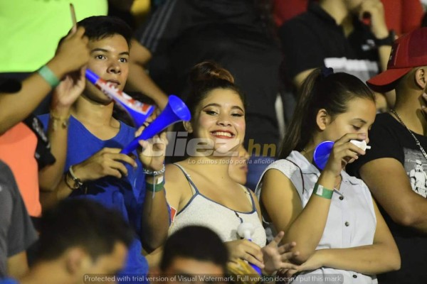 ¡Llenazo, ambiente de final; espectaculares y bellas chicas en El Progreso!