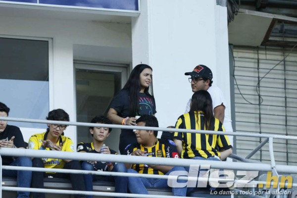 Las bellezas que llegaron al estadio Olímpico para el clásico Real España-Marathón