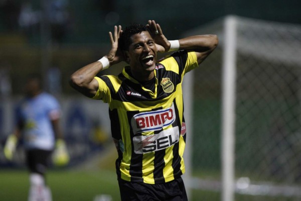 Las mejores fotos del delantero Carlo Costly y sus cambios de look