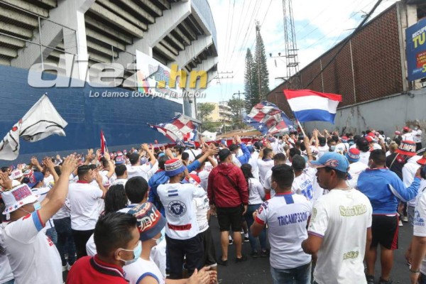 Tarde de locura en el Nacional: baile de Diego Reyes, abrazo de Troglio y las bellezas del repechaje ante Marathón