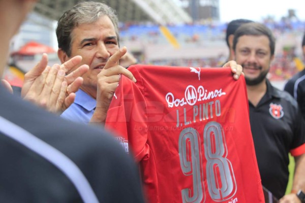 Así fue el homenaje del Alajuelense al técnico Jorge Luis Pinto