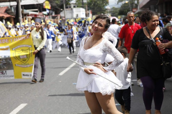 Las palillonas que se robaron las miradas en desfiles en San Pedro Sula