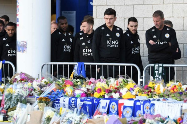 Jugadores del Leicester le rindieron tributo a su presidente en el King Power Stadium