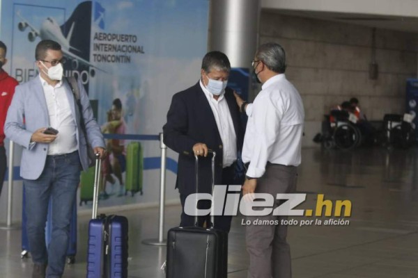 Bajo una copiosa lluvia: así fue la llegada de 'Bolillo' Gómez camino a su presentación como DT de Honduras