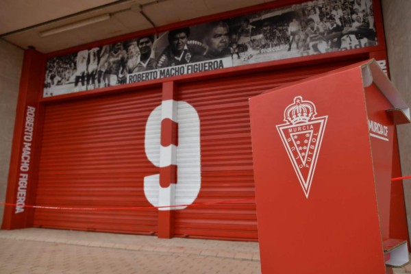 ¡Placas, trofeos y una puerta con su nombre! Lo homenajes a futbolistas hondureños en el extranjero