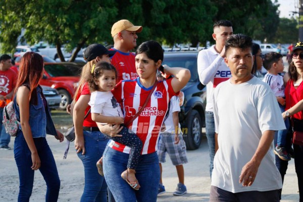 ¡Colorido ambiente! Afición del Olimpia regresa en familia a ver al León en el Olímpico