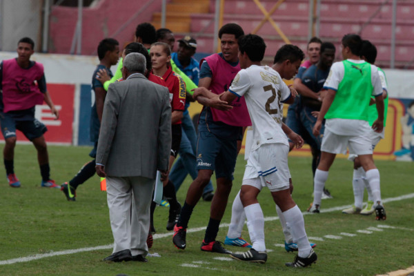 Olimpia-Motagua reserva se fueron a los golpes