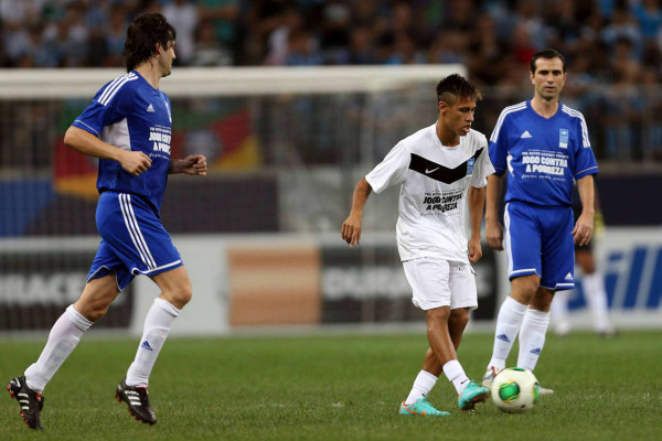 Espectacular gol de Zidane en juego benéfico en Brasil