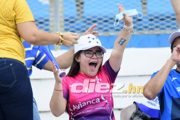 ¡Pancartas, Batman y un astronauta! El ambientazo en el Olímpico para el Honduras vs. Costa Rica